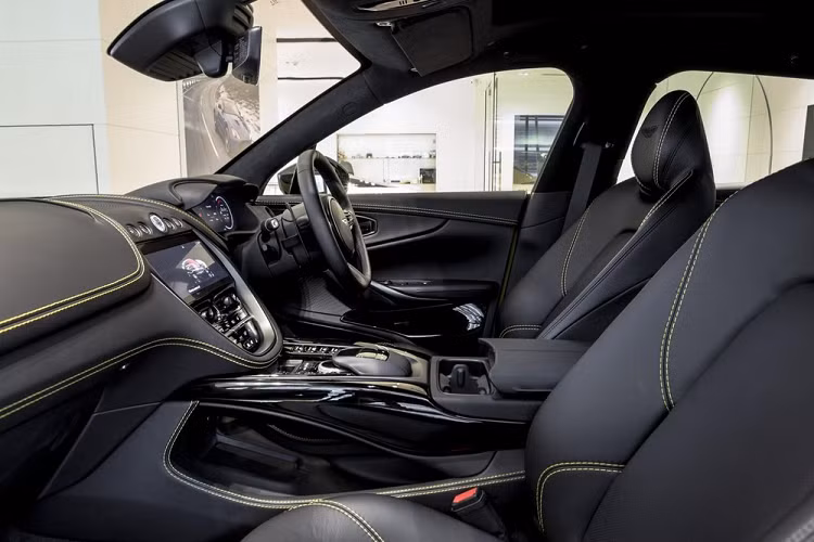 Bước vào bên trong SUV hạng sang cỡ lớn Aston Martin DBX 2021, người dùng được chào đón bằng không gian nội thất như khoang lái máy bay. Cửa sổ trời toàn cảnh Panorama phía trên sẽ mang đến ánh sáng cho nội thất. Nếu không thích, khách hàng có thể che cửa sổ trời bằng rèm chỉnh điện làm từ Alcantara. Đây là rèm che cửa sổ trời đầu tiên trong ngành công nghiệp ô tô thế giới.