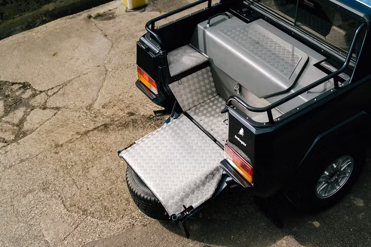 Bell Sport &amp; Classic đã tiếp nhận chiếc xe trong năm 2019 sau một quá trình phục chế hỏng từ một công ty khác mà để lại phụ tùng chiếc Lamborghini LM002 hàng hiếm rải rác trong nhiều hộp. Chuyên gia kỹ thuật của công ty, Attilio Romano là cựu nhân viên nhà máy Ferrari và là người hoàn hảo giúp chiếc xe phụ sinh.