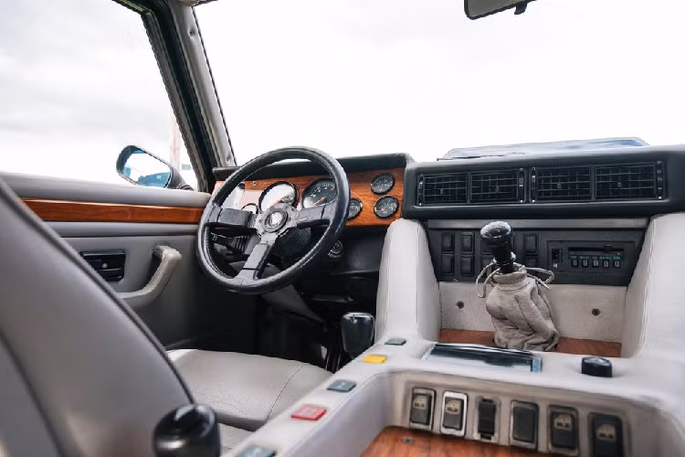 “Khối động cơ vẫn còn nguyên,” Attilio nói. “Nhưng hầu hết các thiết bị phụ trợ đã bị tháo bỏ. Tất cả các phụ tùng riêng biệt đều được cất trong những chiếc hộp. Do vậy, công việc đầu tiên chúng ta đã làm là kiểm ke kỹ lượng mọi thứ.” Hầu hết phụ tùng và trang bị của LM002 đã không còn được sản xuất bởi Lamborghini vậy nên Bell Sport and Classic đã phải mua ngoài từ những nhà cung cấp uy tín hoặc tự sản xuất những phần còn thiếu.