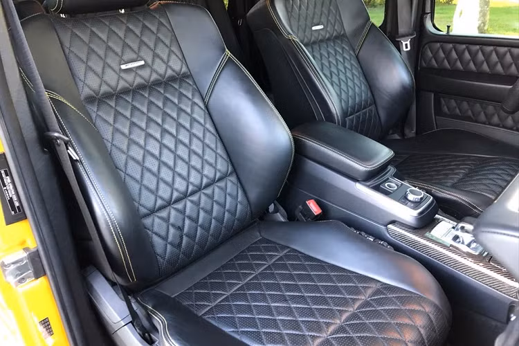 Cận ghế ngồi trên "quái vật 6 chân" Mercedes-Benz G63 AMG 6x6 độc nhất Việt Nam. Lần đầu tiên trình làng vào năm 2013, Mercedes-Benz G63 AMG 6x6 nhắm đến các đại gia dầu mỏ ở Trung Đông do có sở thích off-road trên sa mạc. Trong đó, hãng xe sang Đức đã trang bị đến 4 bánh sau cho "quái vật off-road" này.