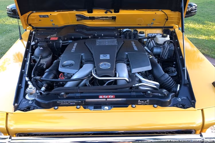 "Trái tim" của G63 AMG 6x6 chính là khối động cơ xăng V8, dung tích 5,5 lít, sản sinh công suất tối đa 544 mã lực và mô-men xoắn cực đại 760 Nm. Sức mạnh được truyền tới bánh thông qua hộp số tự động 7 cấp. Theo đơn vị nhập khẩu tiết lộ giá xe Mercedes-Benz G63 AMG 6x6 khi về Việt Nam lên đến hơn 2 triệu USD (xấp xỉ 47 tỷ đồng).