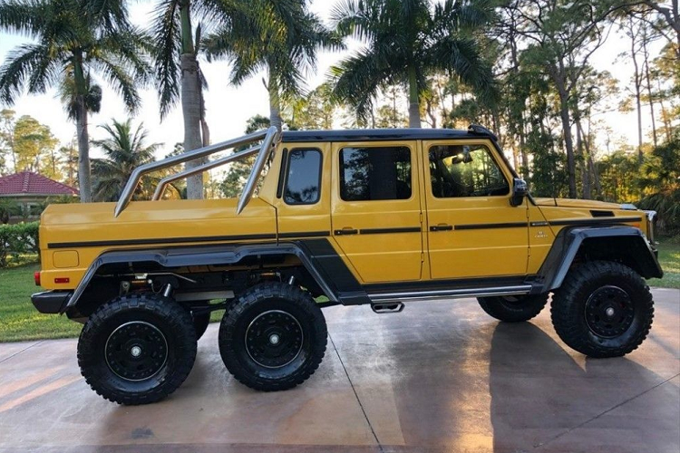 Ngoại thất chiếc Mercedes-Benz G63 AMG 6x6 này được hoàn thiện trong màu sơn vàng AMG Solar Beam Yellow đi kèm với đó là các bánh xe được sơn màu đen rất hầm hố, các chi tiết ống thép hay cả các vòm bánh xe bằng carbon rất tinh tế.