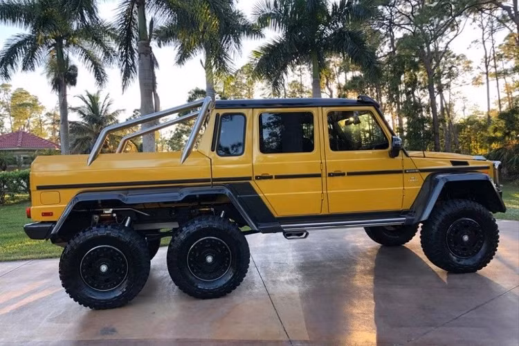 Ngoại thất chiếc Mercedes-Benz G63 AMG 6x6 này được hoàn thiện trong màu sơn vàng AMG Solar Beam Yellow đi kèm với đó là các bánh xe được sơn màu đen rất hầm hố, các chi tiết ống thép hay cả các vòm bánh xe bằng carbon rất tinh tế.
