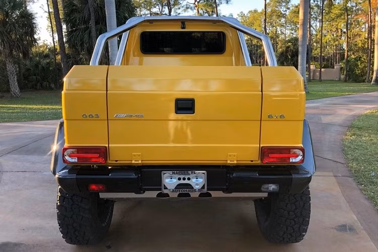 Ngoài ra, "quái vật 6 chân" Mercedes-Benz G63 AMG 6x6 còn có góc tiếp cận và góc thoát ấn tượng cùng hệ thống kiểm soát áp suất lốp. Hệ thống có khả năng bơm đầy hơi cho lốp trong thời gian chỉ 20 giây.