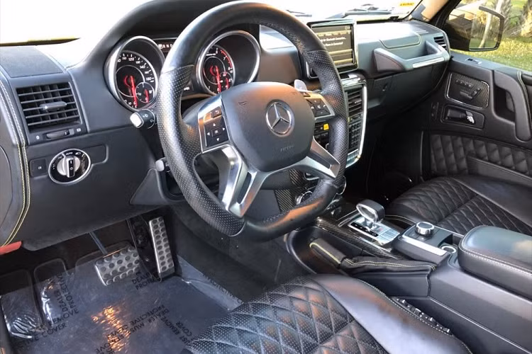 Nội thất của chiếc SUV hạng sang chuyên off-road Mercedes-Benz G63 AMG 6x6 độc nhất Việt Nam là màu đen Designo Black kết hợp cùng da Nappa Leather tuyệt đẹp với đường khâu kim cương và chỉ may màu vàng nổi bật. Ngoài ra còn có nhiều chi tiết bằng carbon.