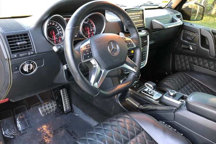 Nội thất của chiếc SUV hạng sang chuyên off-road Mercedes-Benz G63 AMG 6x6 độc nhất Việt Nam là màu đen Designo Black kết hợp cùng da Nappa Leather tuyệt đẹp với đường khâu kim cương và chỉ may màu vàng nổi bật. Ngoài ra còn có nhiều chi tiết bằng carbon.