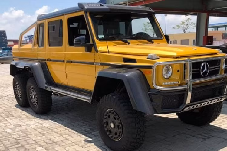 Mới đây thôi, video quay lại "quái vật 6 chân" Mercedes-Benz G63 AMG 6x6 đầu tiên về Việt Nam đã lăn bánh trên đường phố Hà Nội khiến dân tình trong nước không khỏi vui mừng vì cuối cùng cũng đã được nhìn thấy siêu phẩm trong những siêu phẩm của dòng xe SUV địa hình ngoài đời thực. Quá trình đưa "quái vật 6 chân" Mercedes-Benz G63 AMG phiên bản 6 bánh về Việt Nam cũng khá bí mật và chỉ lộ ảnh vào khoảng tháng 7 năm ngoái. Xe xuất hiện ở một kho cảng được cho ở tại nước Lào. Trước khi được mang vào Việt Nam.