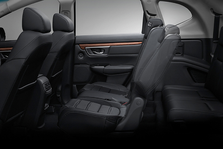 Tại Thái Lan, sắp tới Honda CR-V facelift 2020 mới (hay CR-V Minorchange) sẽ được bán ra với 2 lựa chọn chỗ ngồi bao gồm: 5 chỗ với 2 hàng ghế và 5+2 với 3 hàng ghế tương tự các phiên bản của CR-V đang được bán tại Việt Nam.