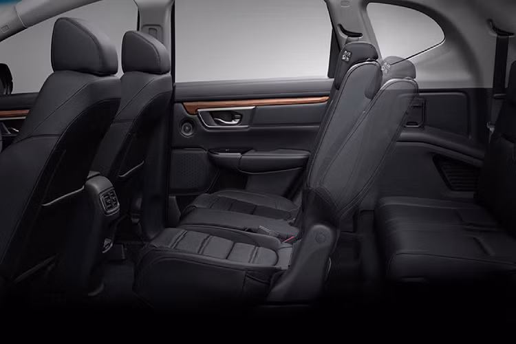 Tại Thái Lan, sắp tới Honda CR-V facelift 2020 mới (hay CR-V Minorchange) sẽ được bán ra với 2 lựa chọn chỗ ngồi bao gồm: 5 chỗ với 2 hàng ghế và 5+2 với 3 hàng ghế tương tự các phiên bản của CR-V đang được bán tại Việt Nam.