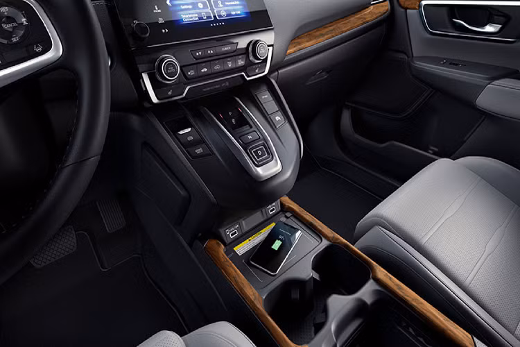 Về động cơ, hộp số và hệ truyền động không có gì thay đổi so với phiên bản hiện tại. CR-V tại Thái Lan không bán ra phiên bản lắp máy xăng 1.5L tăng áp.