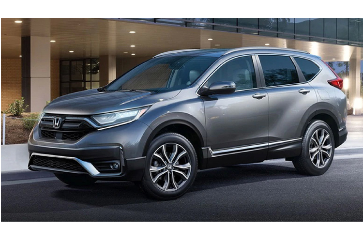 Trước khi Honda CR-V 2020 mới được ra mắt tại thị trường Thái Lan, hãy xem qua những thay đổi trên Honda CR-V facelift đã được ra mắt trước đó tại Mỹ. Về ngoại thất, xe đã được tinh chỉnh lại bao gồm nhiều thay đổi cụm lưới tản nhiệt mới màu đen, cản trước cũng được thiết kế lại với viền chrome trải dài.