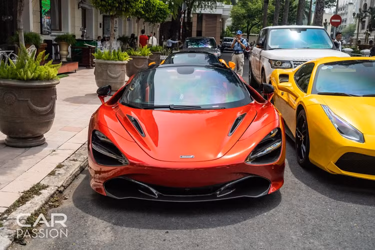 Giá xe McLaren 720S Spider được chính hãng công bố ở mức trên 300.000 USD và có thể tăng thêm tùy vào số tùy chọn mà khách hàng chọn thêm khi mua xe. Tại Việt Nam, giá bán của chiếc siêu xe mui trần này ở mức trên 1 triệu USD sau khi đóng đầy đủ các khoản thuế, phí.