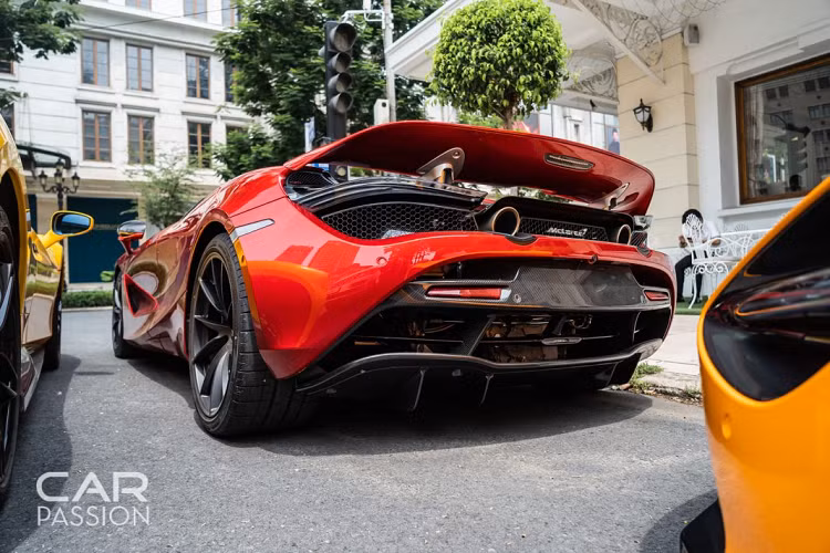 Bên trong, khoang nội thất được bọc da và da lộn với màu đen làm chủ đạo. Những đường nét tương phản bên trong được tạo nên bằng những chi tiết bằng da, chỉ khâu tương phản và đai an toàn màu đỏ. Một số chi tiết khác được ốp sợi carbon như vô-lăng, bệ điều khiển trung tâm cũng như ốp cửa.