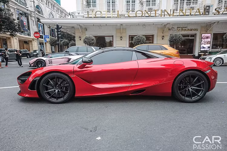 Chiếc siêu xe McLaren 720S Spider này được lên cấu hình trên phiên bản Performance, vì thế, ngoại thất của xe có nhiều chi tiết được ốp sợi carbon, tạo vẻ hầm hố và thể thao. Những chi tiết đó bao gồm hốc đèn pha, cản trước, gương, khuếch tán cùng bộ nắp che mui, trụ C và nắp động cơ. Chiếc 720S này sử dụng bộ mâm 10 chấu được làm bằng nhôm nhẹ, kích thước 19 inch, sơn đen mờ, bên trong là hệ thống phanh với đĩa phanh gốm – carbon với cùm phanh màu đen.