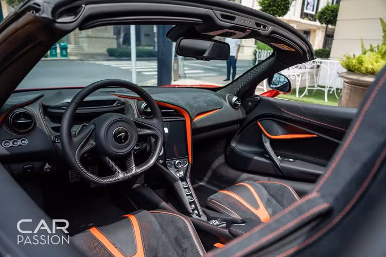 Một nâng cấp khác mà McLaren đã mang lên 720S Spider khiến nó ấn tượng hơn là phần trụ C được làm bằng kính, giúp cải thiện 12% khả năng nhìn phía sau từ người lái so với những chiếc Super Series mui trần trước đây. Xe sở hữu hai khoang hành lý, một ở phía trước, có dung tích 150 lít và một ở vị trí chứa mui xe có dung tích 58 lít. Khoang hành lý phía sau chỉ có thể sử dụng khi xe đóng mui.