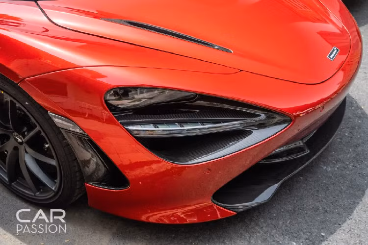 McLaren đã tìm ra giải pháp biến phần mui xếp phức tạp trên xe chỉ làm chiếc 720S Spider nặng thêm 49 kg so với tiêu chuẩn. Đó là phần mui mở của 720S Spider được hãng thiết kế lại với chỉ một mảnh duy nhất, kết hợp cùng khung xương Monocage II-S hoàn toàn mới, giúp xe có trọng lượng chỉ 1.332 kg, nhẹ nhất phân khúc. Bộ mui này được làm bằng sợi carbon và có thể đóng mở chỉ trong 11 giây, nhanh hơn mẫu xe mui trần đời trước là 650S Spider đến 6 giây và nhanh hơn hầu hết những chiếc siêu xe khác đến 4 giây.