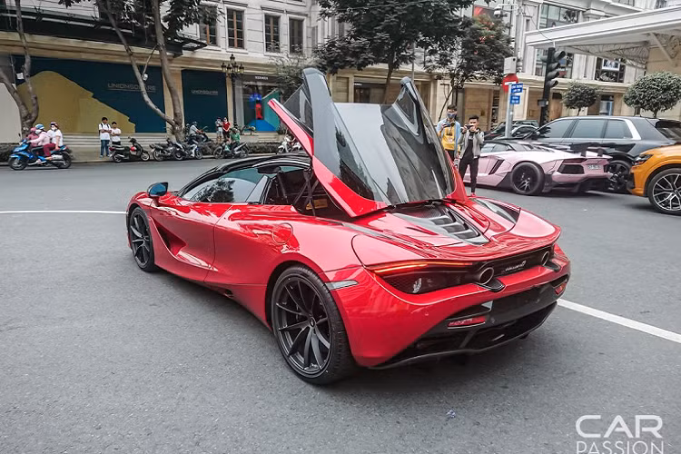 Chiếc xe thể thao mui trần này có thời gian tăng tốc 0-100 km/h chỉ trong 2,9 giây, 720S Spider mất 7,9 giây để đạt vận tốc 200 km/h, tốc độ tối đa giữ nguyên ở mức 341 km/h khi đóng mui và 325 km/h khi mở mui. Xe được trang bị ba chế độ lái Comfort, Sport và Track.