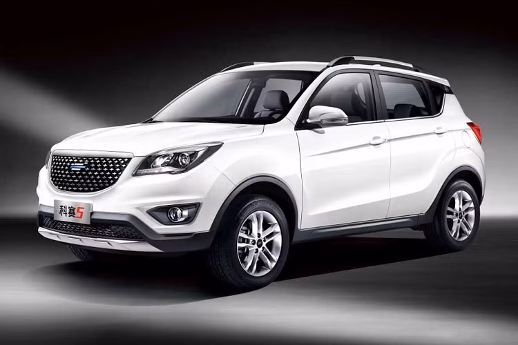 Về mặt cấu hình, Kesai 5 2021 có trang bị một vô lăng đa năng 3 cấu, một màn hình LCD tích hợp ở khu điều khiển trung tâm, một bảng đồng hồ cơ học truyền thống, một hệ thống radar đi lùi, và một cửa sổ trời tự động.