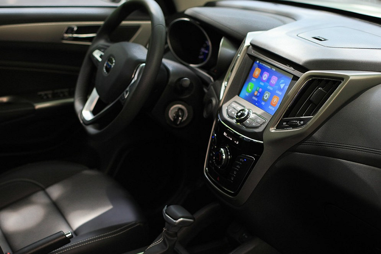 Ở phương diện hình thức, Oshan Kesai 5 thế hệ mới nhận được thiết kế mặt trước mới, thay đổi từ lưới tản nhiệt rộng sang dạng lưới tản nhiệt thanh ngang lỗ tổ ong và kết nối với đèn pha ở hai bên. Các hốc gió phía dưới mang thiết kế thể thao, tạo cảm giác năng động. Nhìn chung, những sự thay đổi ở mặt trước khiến chiếc xe trông hiện đại, cá tính hơn trước kia.