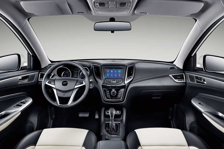 Đối với nội thất, xe mới vẫn giữ thiết kế cũ, với những nút bấm vật lý lớn ở khu vực điều khiển trung tâm. 