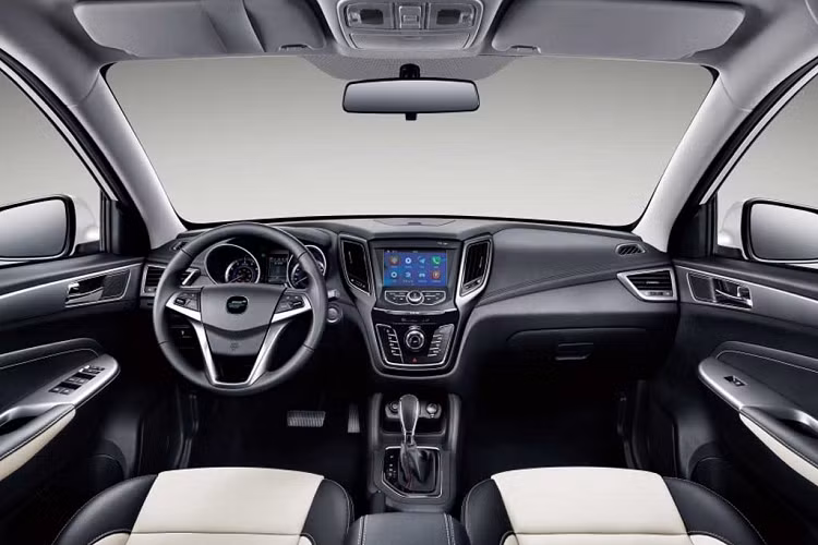 Đối với nội thất, xe mới vẫn giữ thiết kế cũ, với những nút bấm vật lý lớn ở khu vực điều khiển trung tâm. 