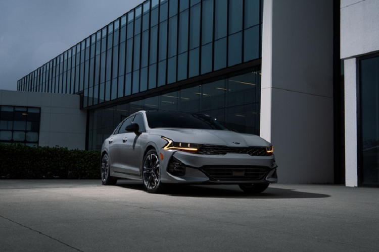 Theo đó, bản tiêu chuẩn Kia K5 LX 2021 mới có giá khởi điểm 23.490 USD (khoảng 544 triệu đồng). Bản này trang bị động cơ GDI 1.6L 4 xi-lanh cho công suất 180 mã lực và 264 Nm, đi cùng hộp số tự động 8 cấp. Trang bị công nghệ gồm màn hình cảm ứng 8 inch, hỗ trợ Apple CarPlay và Android Auto, kiểm soát khí hậu 2 vùng độc lập.