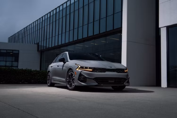 Theo đó, bản tiêu chuẩn Kia K5 LX 2021 mới có giá khởi điểm 23.490 USD (khoảng 544 triệu đồng). Bản này trang bị động cơ GDI 1.6L 4 xi-lanh cho công suất 180 mã lực và 264 Nm, đi cùng hộp số tự động 8 cấp. Trang bị công nghệ gồm màn hình cảm ứng 8 inch, hỗ trợ Apple CarPlay và Android Auto, kiểm soát khí hậu 2 vùng độc lập.