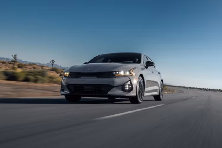 Trang bị thể thao gồm hệ thống 2 ống xả kép, hệ thống treo tinh chỉnh thể thao, bộ mâm 19 inch bọc lốp Pirelli P-Zero, và phanh cỡ lớn. Khoang lái GT có vô lăng bọc da với lẫy chuyển số, khe điều hòa cho hàng ghế thứ 2, ghế trước sưởi. Giá xe Kia K5 thế hệ mới chưa bao gồm phí giao xe 965 USD tại thị trường Mỹ. Xe sẽ tới tay khách hàng trong mùa hè này.