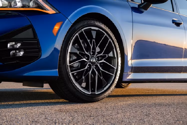 Về màu sơn, bản LX có các màu Glacier White Pearl, Ebony Black, Everlasting Silver, và Passion Red Tint Coat. Nội thất xe màu đen, ghế bọc vải. Ngoài ra không có thêm option nào khác.