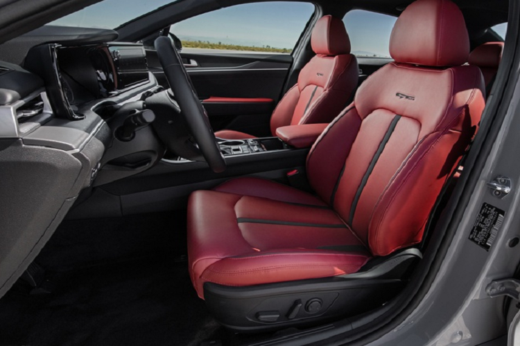 Bản GT-Line thêm màu sơn Sapphire Blue và Wolf Gray, cùng ghế bọc da nhân tạo màu đỏ. Bản EX sẽ từ 27.990 USD (khoảng 649 triệu đồng) với nhiều tính năng tiêu chuẩn từ bản GT-Line như cửa sổ trời toàn cảnh, sạc điện thoại không dây, và ghế bọc da nhân tạo.