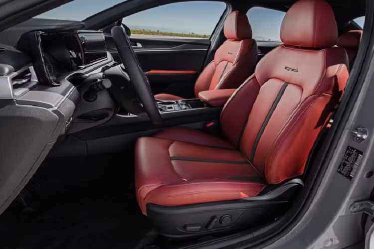 Bản GT-Line thêm màu sơn Sapphire Blue và Wolf Gray, cùng ghế bọc da nhân tạo màu đỏ. Bản EX sẽ từ 27.990 USD (khoảng 649 triệu đồng) với nhiều tính năng tiêu chuẩn từ bản GT-Line như cửa sổ trời toàn cảnh, sạc điện thoại không dây, và ghế bọc da nhân tạo.