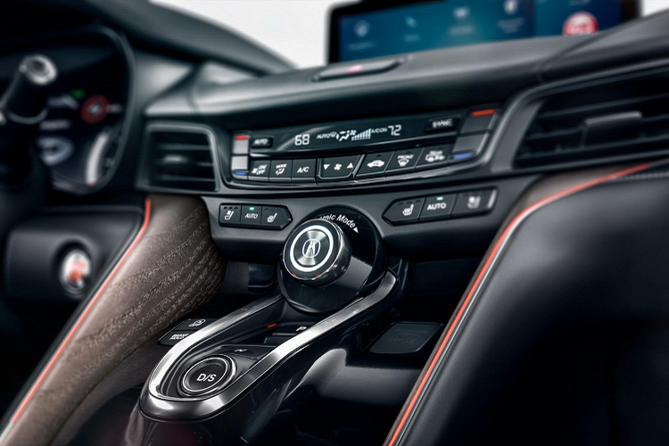 Dưới nắp ca-pô của Acura TLX 2021 là động cơ tăng áp 2 lít tạo ra công suất 272 mã lực và mô-men xoắn 379 Nm. Sức mạnh xe đã tăng 66 mã lực và 133 Nm so với động cơ 4 xi-lanh đương thời. Mẫu xe mới trang bị hộp số tự động 10 cấp có công nghệ Sequential SportShift. Hệ dẫn động cầu trước là tiêu chuẩn trong khi dẫn động 4 bánh là tùy chọn. Hệ thống truyền động có thể phân bố 70% mô-men xoắn động cơ đến các bánh sau trong quá trình lái xe bình thường.