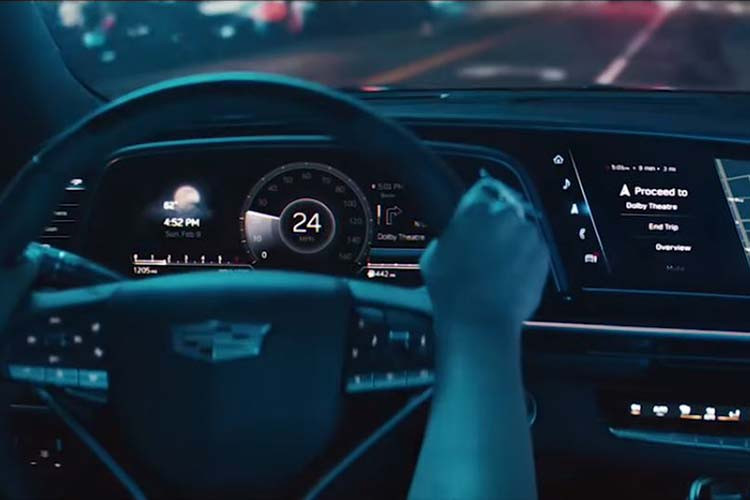 Trên thực tế, phần nội dung câu chuyện không có gì nổi bật nhưng đoạn video đã mang tới một cái nhìn đầy mới mẻ và hào nhoáng, đặc biệt biệt là cụm 3 màn hình cong 38-inch hay thân xe “dài ngoằng” của chiếc SUV hạng sang cỡ lớn Cadillac Escalade 2021 mới.