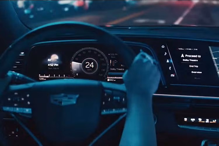 Trên thực tế, phần nội dung câu chuyện không có gì nổi bật nhưng đoạn video đã mang tới một cái nhìn đầy mới mẻ và hào nhoáng, đặc biệt biệt là cụm 3 màn hình cong 38-inch hay thân xe “dài ngoằng” của chiếc SUV hạng sang cỡ lớn Cadillac Escalade 2021 mới.