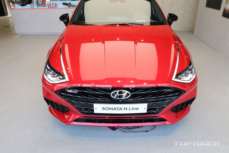 Như thông tin đã đưa, xe sedan Hyundai Sonata N Line 2021 sở hữu thiết kế ngoại thất ấn tượng hơn phiên bản tiêu chuẩn nhờ lưới tản nhiệt Cascading Grille với mắt lưới hình chữ V mở rộng dần sang hai bên. Lưới tản nhiệt được tách riêng với hốc gió trung tâm bằng 3 khe gió nhỏ ở giữa.