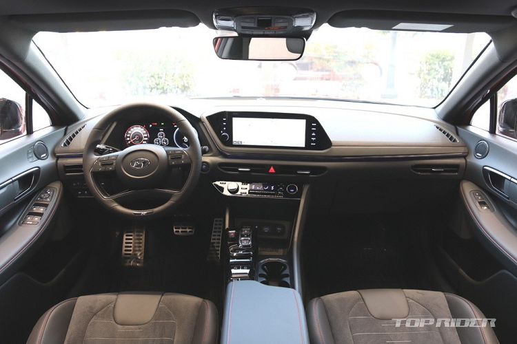 Trong khi đó, ở đuôi xe xuất hiện cản sau thiết kế mới, 4 ống xả và bộ khuếch tán gió thể thao. Bên trong Hyundai Sonata N Line 2021, phong cách thể thao tiếp tục được áp dụng với những chi tiết mạ crôm màu tối, ghế trước thể thao, chỉ khâu N Line màu tương phản và bộ bàn đạp bằng kim loại.