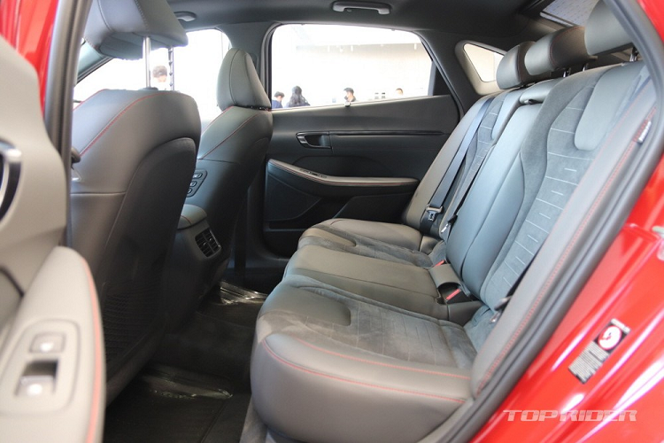 Trong khi đó, những trang bị an toàn dành cho mẫu sedan hạng D này bao gồm hệ thống hỗ trợ ngăn chệch làn đường, hỗ trợ giữ làn đường, cảnh báo va chạm phía trước và hỗ trợ đèn pha tiêu chuẩn.