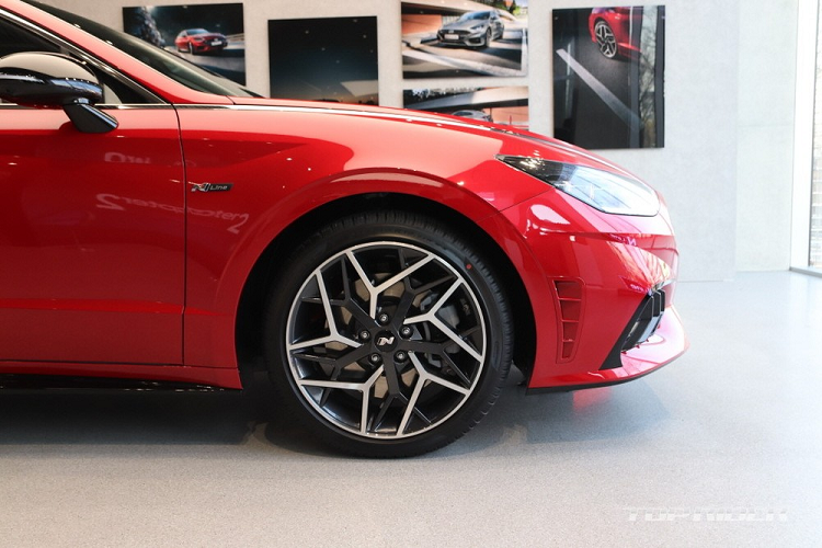 Tiếp đến là cản trước hầm hố hơn, đi kèm 2 hốc gió cỡ lớn hơn với mắt lưới màu đen. Bên cạnh 2 hốc gió trên cản trước còn có 2 khe gió nhỏ để trang trí. Ngoài ra, mẫu xe này còn được trang bị bộ vành hợp kim 19 inch với thiết kế phức tạp, nằm trong lốp có kích thước 245/40 và thanh ba-bô-lê N Line.