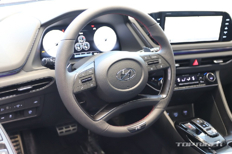 Những trang bị khác của Hyundai Sonata N Line 2021 vẫn giống với bản thường như hệ thống thông tin giải trí với màn hình cảm ứng 10,25 inch, hệ thống định vị... Màn hình 12,3 inch trong bảng đồng hồ kỹ thuật số