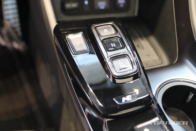 Theo hãng Hyundai, phiên bản thể thao của Sonata có thể tăng tốc từ 0-100 km/h trong thời gian 6,5 giây. Nếu sử dụng tính năng hỗ trợ đề-pa Launch Control, thời gian tăng tốc sẽ được rút ngắn xuống còn 6,2 giây. Trong khi đó, lượng tiêu thụ xăng trung bình của Hyundai Sonata N Line 2021 là 11,1 km/lít (9 lít/100 km).