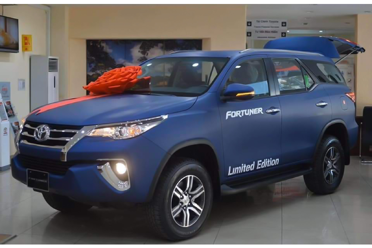 Những chiếc Toyota Fortuner “Limited Edition” mang màu sơn đặc biệt này rất thích hợp dành cho những khách đang tìm kiếm một chiếc xe có màu sơn độc đáo, không “đụng hàng”. Tuy nhiên, không phải khách mua xe nào cũng thích màu sơn này, bên cạnh những lời khen, một số ý kiến cho rằng màu sơn này rất “màu mè” không thực sự cần thiết. Xe chỉ có giá trị khi đây là phiên bản được chính hãng cung cấp.