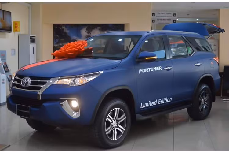 Những chiếc Toyota Fortuner “Limited Edition” mang màu sơn đặc biệt này rất thích hợp dành cho những khách đang tìm kiếm một chiếc xe có màu sơn độc đáo, không “đụng hàng”. Tuy nhiên, không phải khách mua xe nào cũng thích màu sơn này, bên cạnh những lời khen, một số ý kiến cho rằng màu sơn này rất “màu mè” không thực sự cần thiết. Xe chỉ có giá trị khi đây là phiên bản được chính hãng cung cấp.