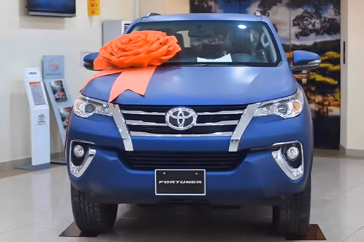 Đây không phải là chiếc xe SUV Toyota Fortuner đầu tiên được sơn lại, cách đây không lâu có một chiếc Fortuner cũng thuộc 1 cầu số tự động (Fortuner 2.4AT 4x2) được sơn màu xanh quân đội được chào bán với mức giá 1,1 tỷ đồng đã bao gồm chi phí biển số và đăng ký xe.