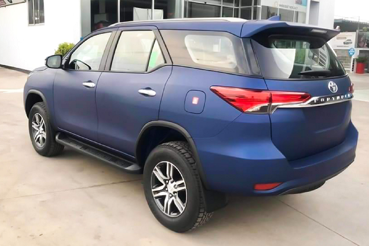 Để tăng vẻ ngoài nổi bật hơn cho chiếc SUV, xe còn được dán tem màu trắng trang trí với dòng chữ phiên bản giới hạn “Limited Edition” ở gần bậc cửa và dòng chữ Fortuner làm điểm nhất cho ngoại thất. Màu xanh Navy mờ hiện không có trong bảng màu chính thức của Toyota Fortuner tại thị trường Việt Nam. Hiện tại, Fortuner tại Việt Nam chỉ có tổng cộng 5 lựa chọn màu sơn bao gồm: Đen, Bạc, Nâu, Đồng và Trắng.