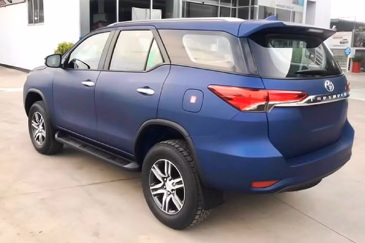 Để tăng vẻ ngoài nổi bật hơn cho chiếc SUV, xe còn được dán tem màu trắng trang trí với dòng chữ phiên bản giới hạn “Limited Edition” ở gần bậc cửa và dòng chữ Fortuner làm điểm nhất cho ngoại thất. Màu xanh Navy mờ hiện không có trong bảng màu chính thức của Toyota Fortuner tại thị trường Việt Nam. Hiện tại, Fortuner tại Việt Nam chỉ có tổng cộng 5 lựa chọn màu sơn bao gồm: Đen, Bạc, Nâu, Đồng và Trắng.