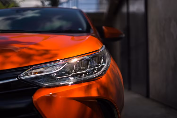 Đèn LED là trang bị tiêu chuẩn trên tất cả phiên bản Vios 2021. Đây là nâng cấp đáng giá nhất của Vios facelift. Ở đời trước, Vios chỉ sử dụng đèn halogen. Ở phía sau, đuôi xe không có sự khác biệt.