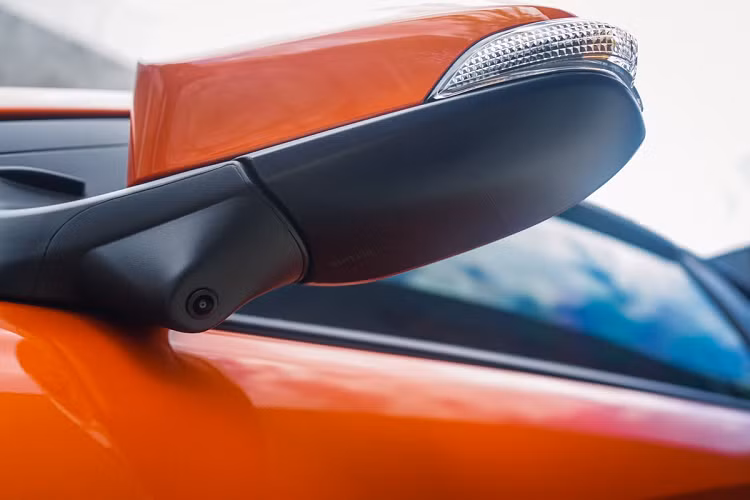 Các tính năng an toàn của mẫu sedan hạng B này gồm 7 túi khí, phanh ABS/EBD, cảnh báo điểm mù, cảnh báo phương tiện cắt ngang phía sau. Nâng cấp đáng chú ý nhất về công nghệ là Vios E và G có thêm hệ thống an toàn chủ động Toyota Safety Sense với chức năng phòng ngừa va chạm, phanh tự động, cảnh báo lệch làn.