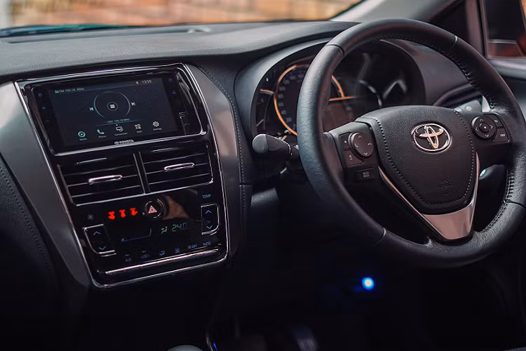 Ở bên trong, nội thất của Vios 2021 không thay đổi so với đời trước. Bảng điều khiển trung tâm gồm màn hình thông tin giải trí, các lỗ gió và khu vực điều khiển điều hòa. Về trang bị, Vios J có keyless entry, đề nổ bằng nút bấm, ghế bọc vải, dàn âm thanh 4 loa, 2 cổng sạc USB.