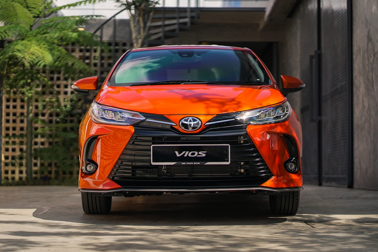 Vios 2021 được chia sẻ thiết kế với mẫu hatchback Yaris. Đầu xe được tinh chỉnh lại với lưới tản nhiệt hình thang cỡ lớn sơn đen. Ngoài ra, xe còn có cản trước và đèn sương mù được thiết kế lại, đèn chiếu sáng chính bằng LED chia khoang tương tự Corolla Altis mới.