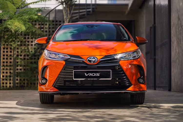Vios 2021 được chia sẻ thiết kế với mẫu hatchback Yaris. Đầu xe được tinh chỉnh lại với lưới tản nhiệt hình thang cỡ lớn sơn đen. Ngoài ra, xe còn có cản trước và đèn sương mù được thiết kế lại, đèn chiếu sáng chính bằng LED chia khoang tương tự Corolla Altis mới.